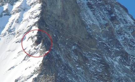  原创 阿尔卑斯山上的“神祕小斑点”，旅客已往一探毕竟，瞬间被折服