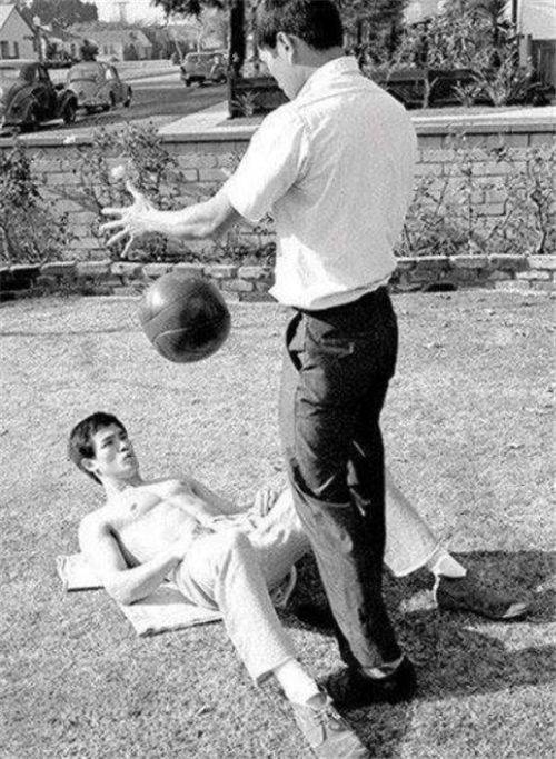 这种训练是指借助肌肉震荡机这类仪器,通过仪器产生的电击锻炼肌肉