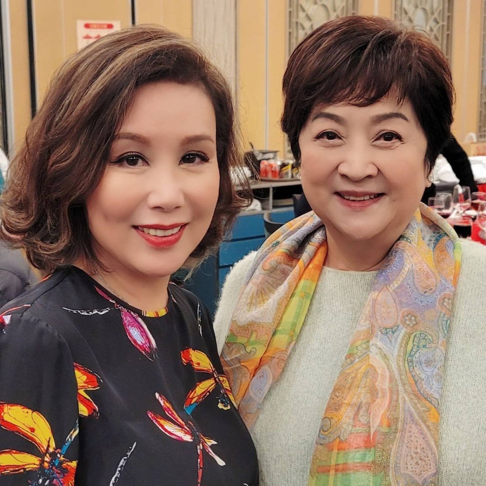 叶童出席汪曼玲70岁生日会,满头白发尽显优雅,喝到脸红难掩兴奋_娱乐