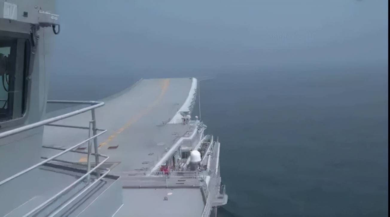 答案是上层建筑右侧耳桥,这个角度向右拍摄航母补给的画面是很适合当