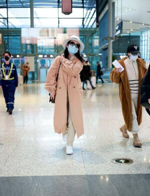 套装 秦海璐打扮真高级，大衣配家居服温暖舒适，气场强大不容忽视