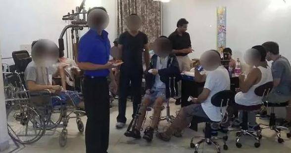 因为为了长高7厘米，花了16万去断骨增高的李亚诺，如今双腿彻底废了