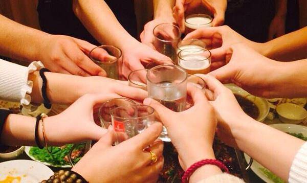 红酒、白酒、啤酒，哪种酒最伤肝？每天喝多少酒，是肝脏的极限？