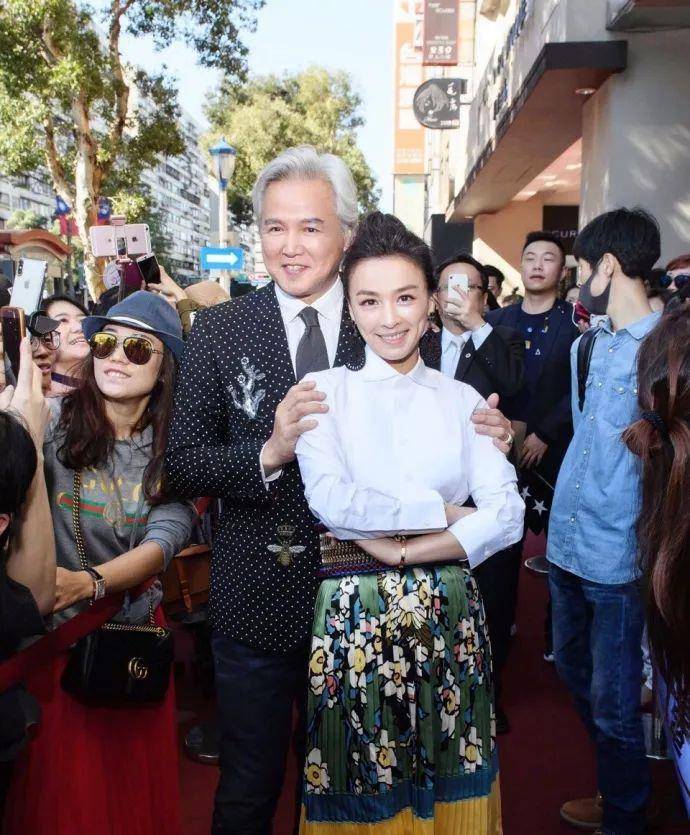 广告张庭微商广告打到巴黎地铁站，真要变成正规护肤品牌子了？