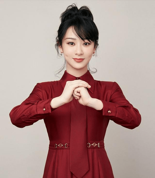 計劃楊紫造型，穿紅裙喜慶又明豔，脖子細長顯得不真實