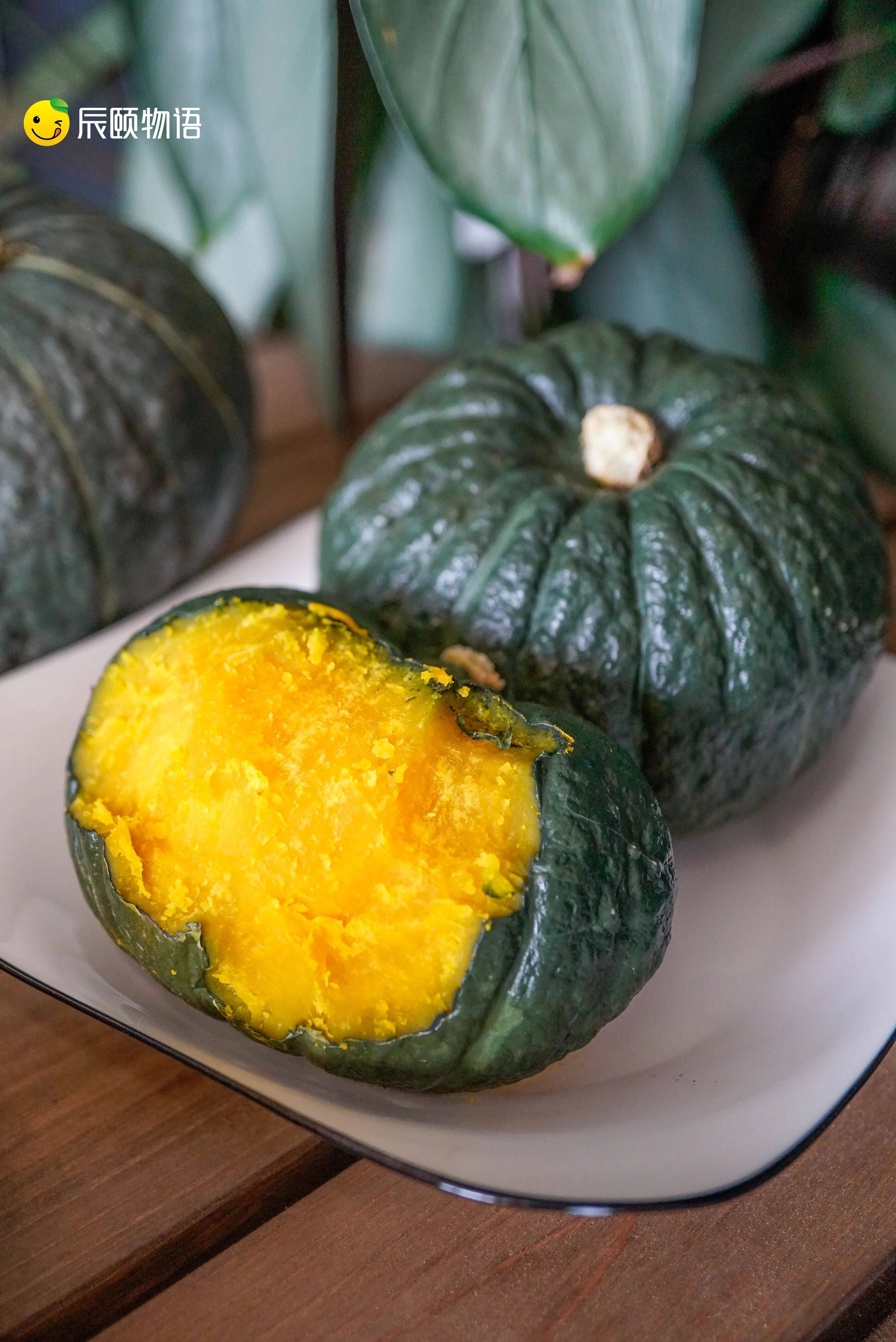 有着一颗橙黄的内心,蒸熟后,表皮非常薄,轻轻一扒就掉,瓜肉厚实饱满