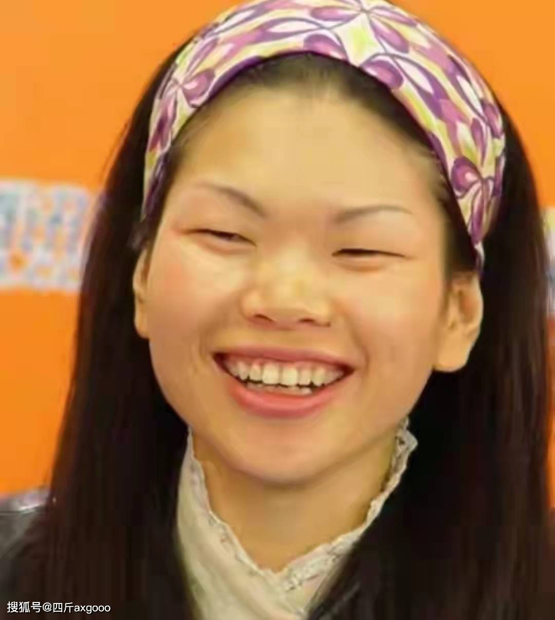单眼皮雎晓雯广告照片遭恶评，定义审美变相貌攻击，小眼睛不再“高级”