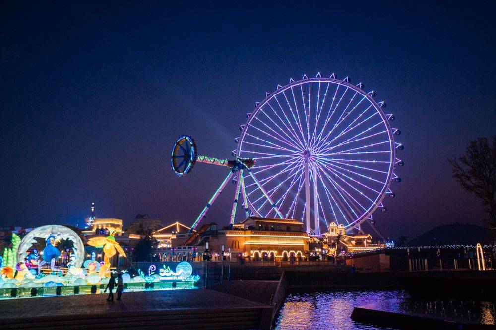 佛山欢乐海岸灯光照耀下的游乐园太美了仿佛看到了千与千寻