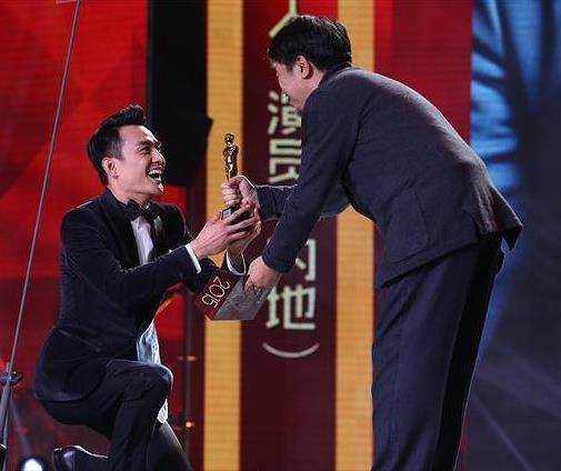 角色|他是王凯和靳东的恩师，演配角只是兴趣，王凯跪地感激他