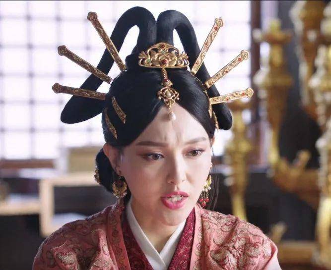 发型头上能干这么多事！女明星奇葩发型数不完，丑拒，但笑得捂不住嘴