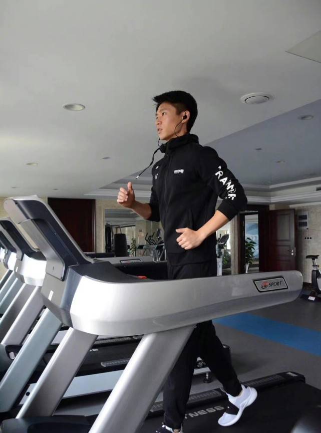 声音|魏晨分享视频感谢粉丝，手机录视频无修音唱歌，瘦到面部凹陷