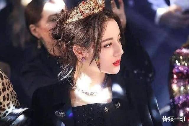 广告迪丽热巴盛世美颜崩了？新广告顶哪吒头，发量少发际线高被槽显老