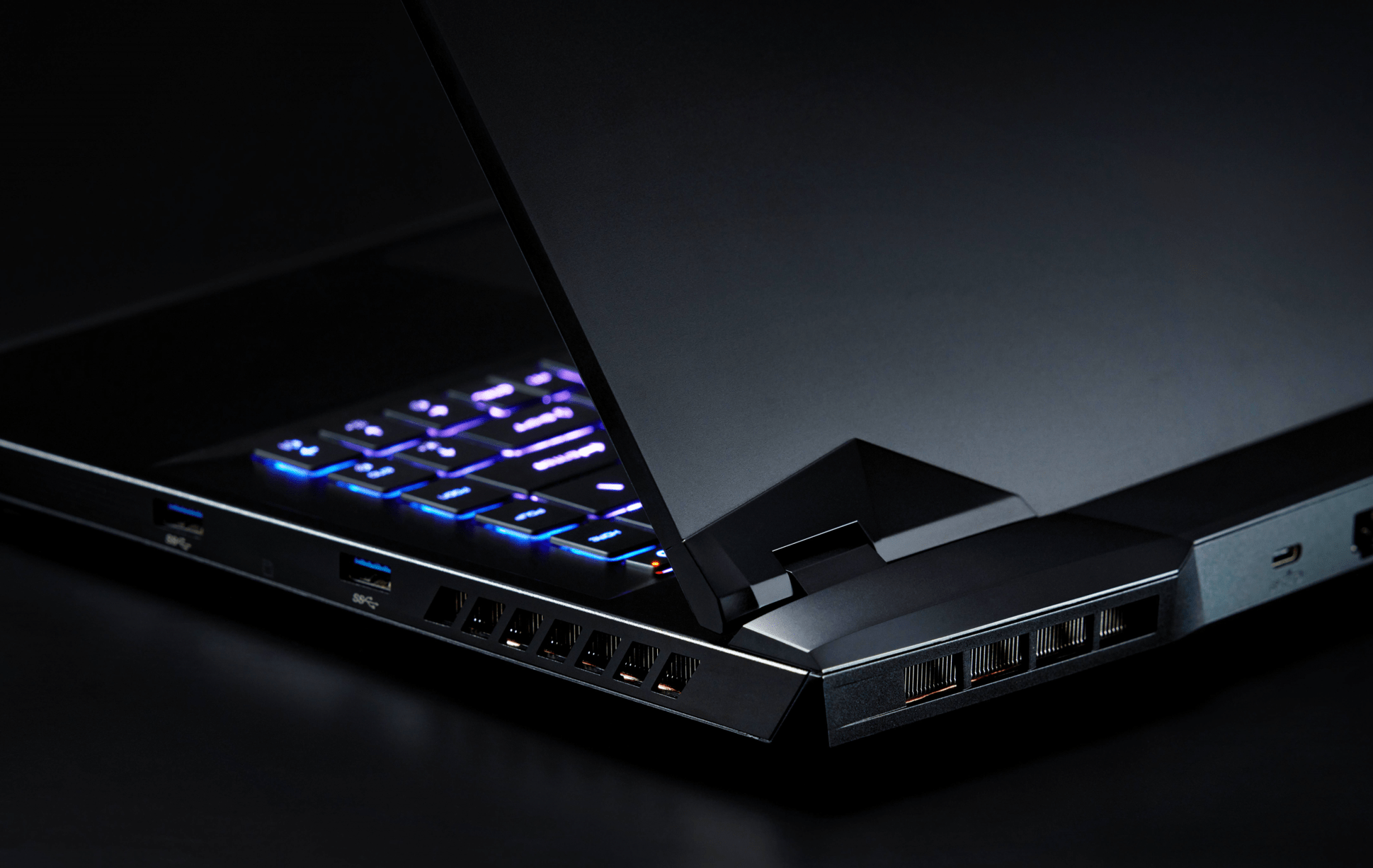 在散热方面,它采用的是最新的cooler boost 5散热模组设计,配备了双