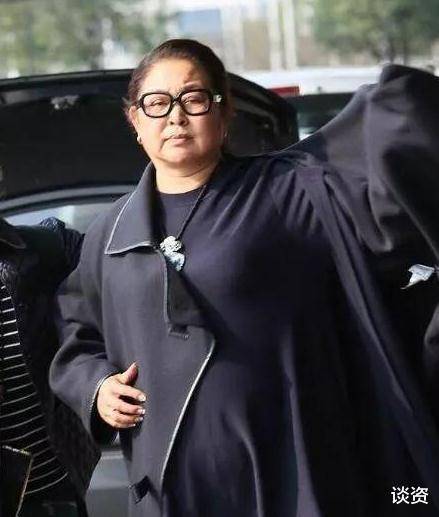 因为61岁倪萍与黄宏同框，生图颜值气质佳，腿细如柴看着吓人
