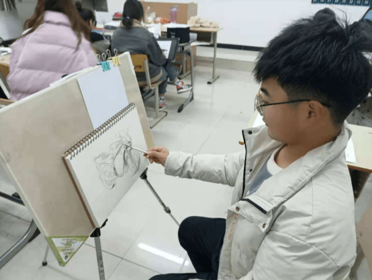 品牌 一波未平一波又起,奔驰又现“眯眯眼”广告,品牌审美应与时俱进