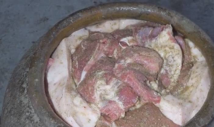 的表面|冬季腌腊肉别傻傻只会放盐!用上这3个小窍门!腊肉鲜香能放一年