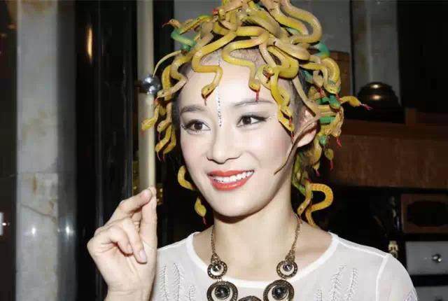 发型头上能干这么多事！女明星奇葩发型数不完，丑拒，但笑得捂不住嘴