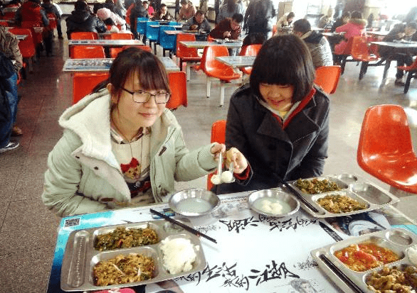 山東一大學食堂有點意思,無需害怕打飯手抖,連食堂阿姨都不見了_飯菜