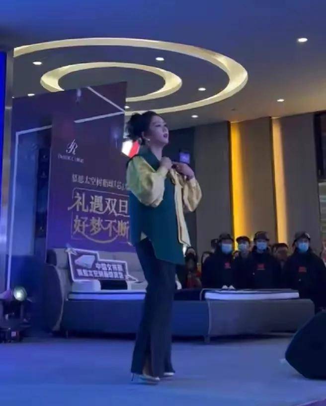 身材 36岁何洁为养仨娃卖力商演！穿拼色上衣像服务员，把持不住又胖了