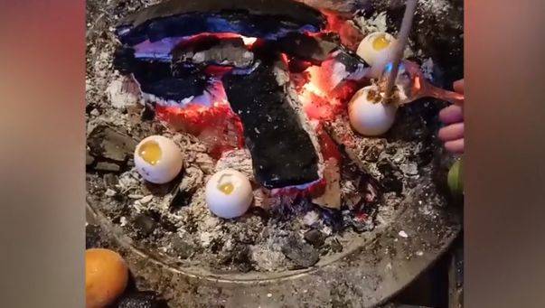 西昌男子用炭火烤鸡蛋刚放佐料就发生爆炸现场一片狼藉