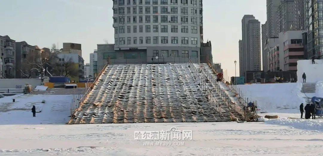 江畔|超宽大滑梯搭建中，雪房子有门窗了……沿江冰雪景观上新，超期待！