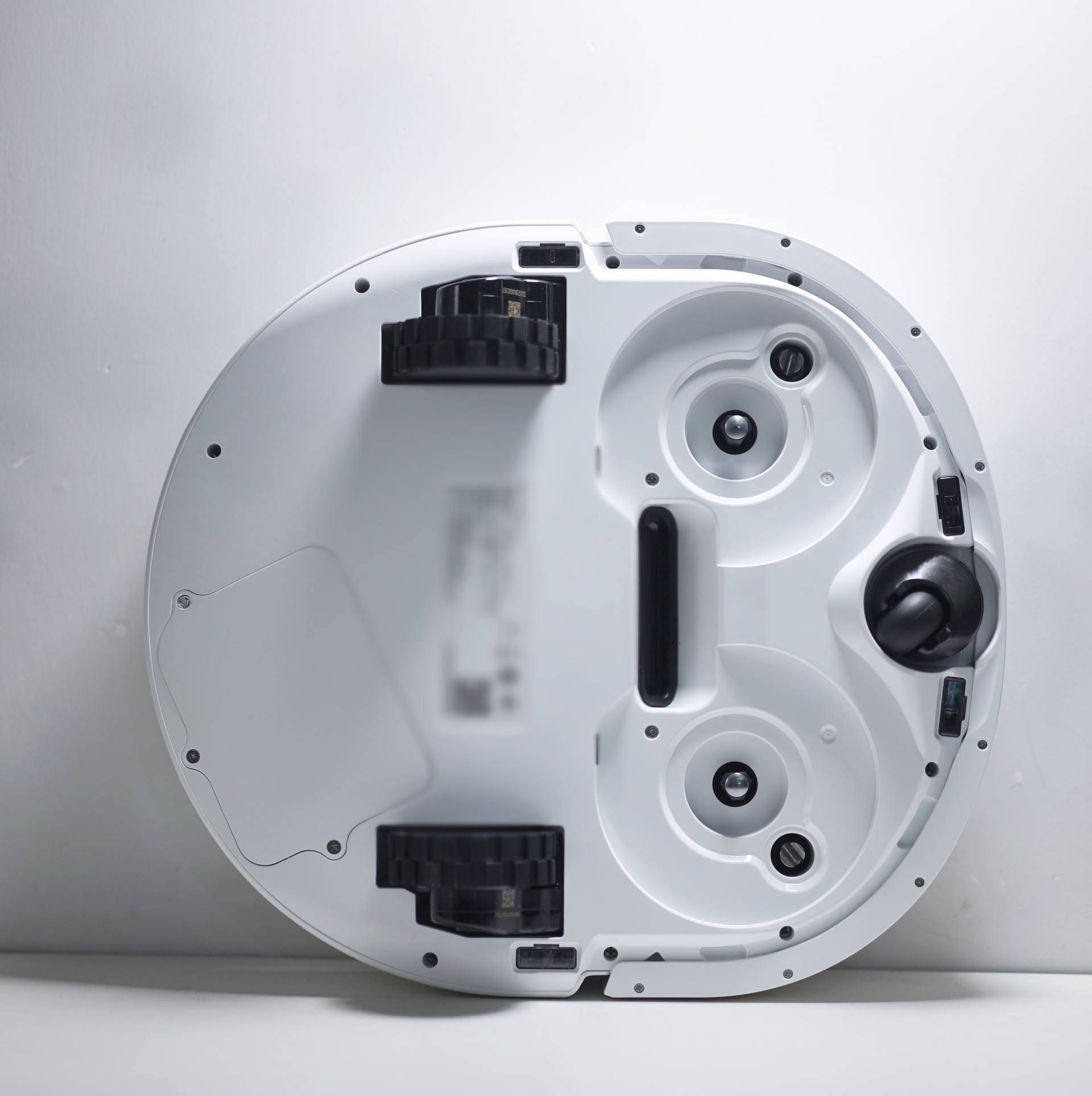 有万向轮,扫拖模块,传感器,吸尘口,动力轮等等,这里值得一提的是动力