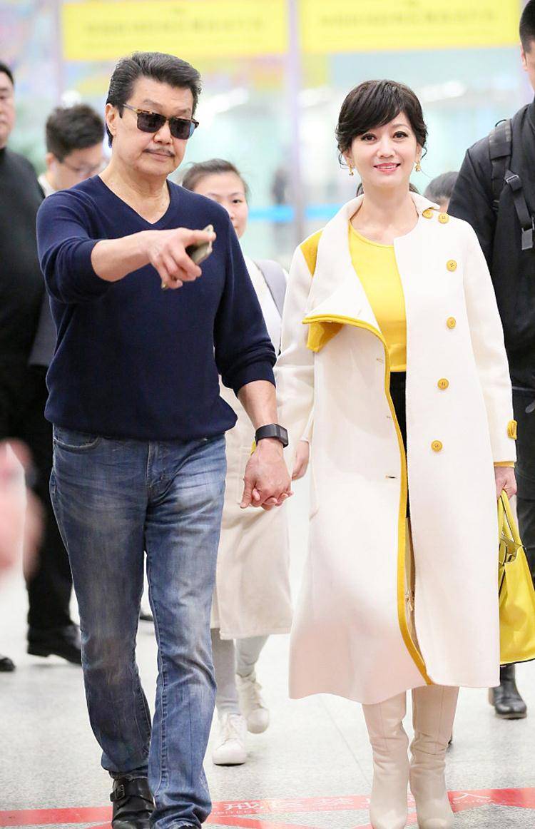 毛衣 赵雅芝春装造型又换新套路！黄毛衣配白长靴，这个65岁奶奶太会穿