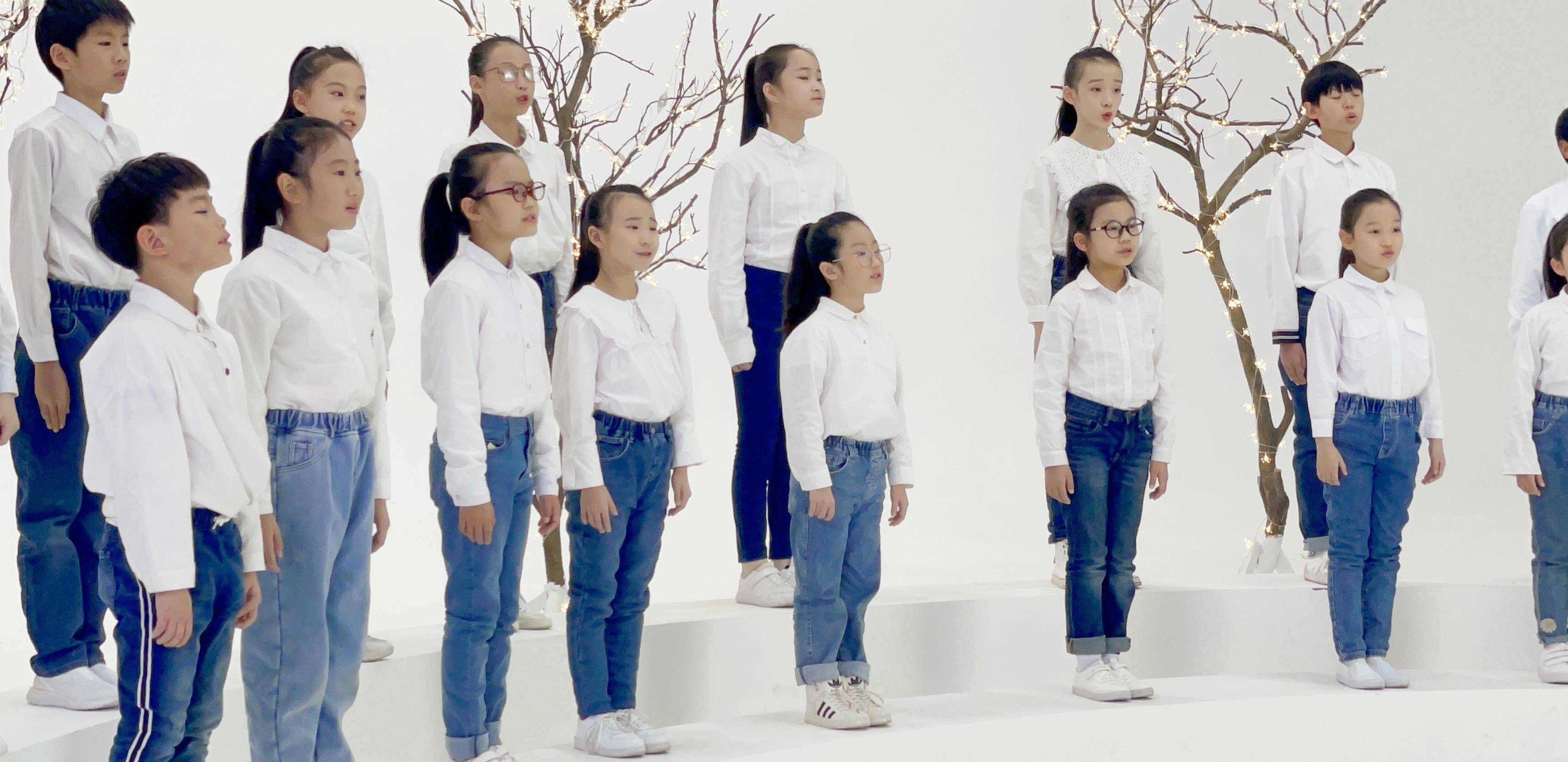 《穿过寒冬拥抱你》随钜星少年走进影院 温暖跨年