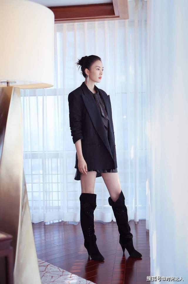 颜色 “童瑶”的私服穿搭才叫时髦，短外套配黑裤子，照着穿也一样高级