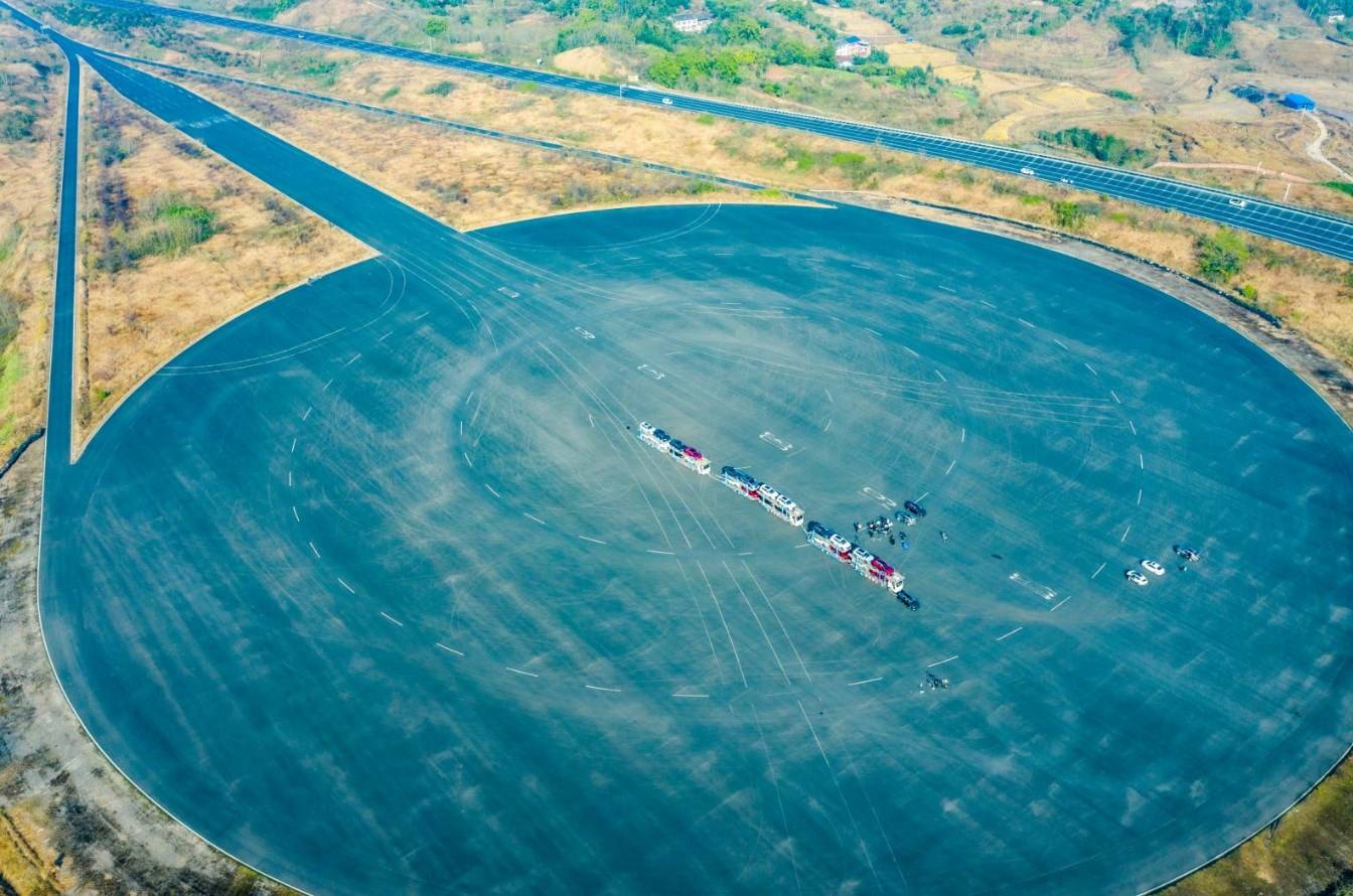 车手冠军蓝鲸车队的万金存,驾驶第二代cs55 plus向第一项任务发起挑战