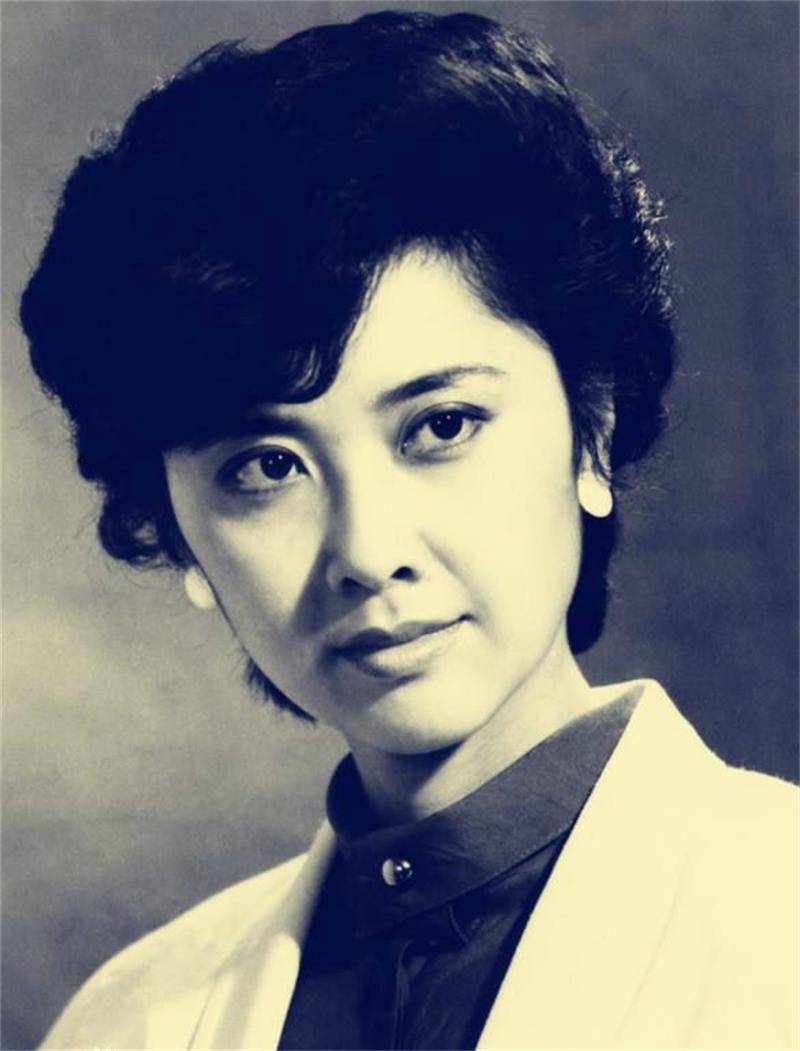 摄影|女儿国国王朱琳近照曝光,戏外爱摄影,67岁依旧美成焦点