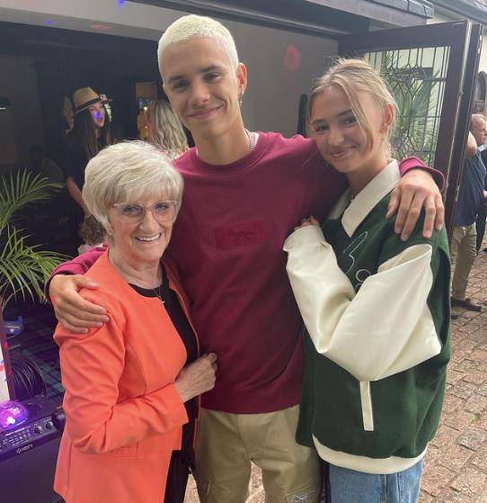 罗密欧 贝克汉姆的男神儿子过19岁生日！眼尾布满鱼尾纹，嘻哈风穿搭很潮