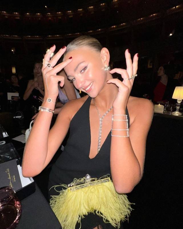 黑色 贝克汉姆的19岁二儿子秀人鱼线！嫩模女友只裹方巾出镜，窄腰很细