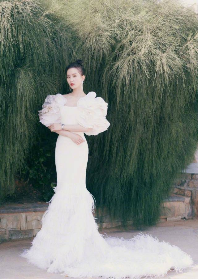 原创刘诗诗身穿鱼尾裙走红毯尽显产后好身材搭配丸子头气质绝了
