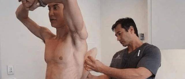 什么10年整容190次,变身猛男芭比,辣眼全网:什么?连全身肌肉都是假的?