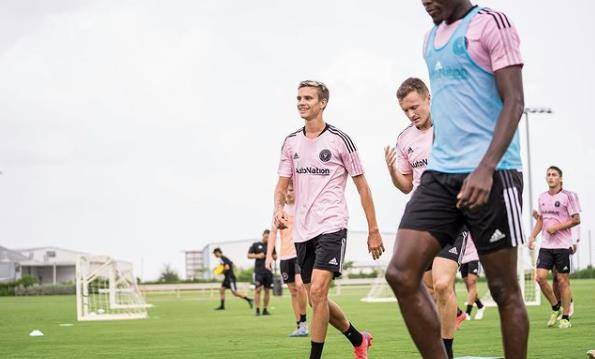 罗密欧 贝克汉姆的男神儿子过19岁生日！眼尾布满鱼尾纹，嘻哈风穿搭很潮