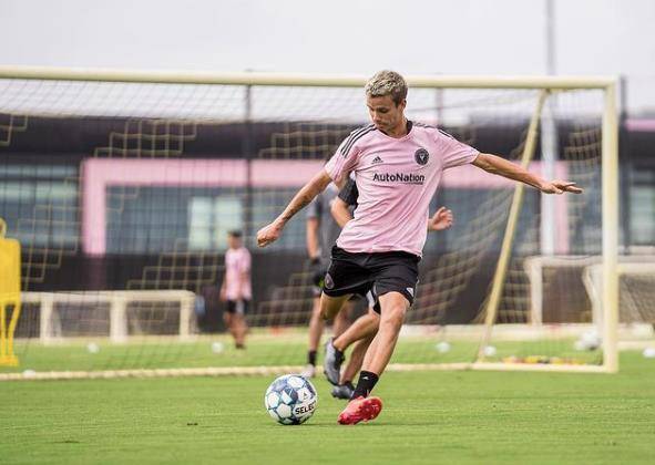 罗密欧 贝克汉姆的男神儿子过19岁生日！眼尾布满鱼尾纹，嘻哈风穿搭很潮