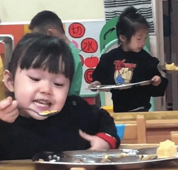 什么|幼儿园一学生吃饭方式，让老师忍俊不禁，网友：嘴里的饭不香了？