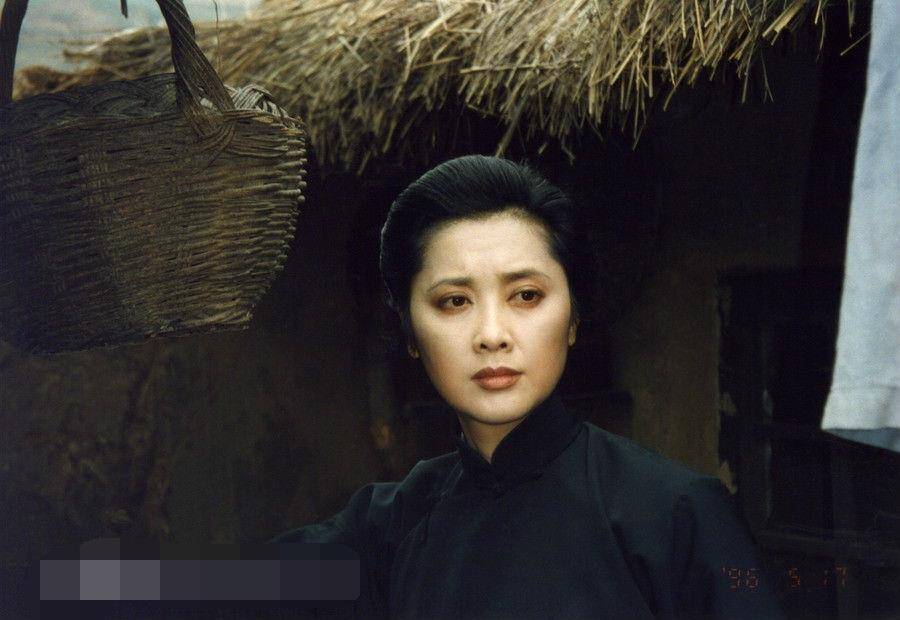 摄影|女儿国国王朱琳近照曝光,戏外爱摄影,67岁依旧美成焦点