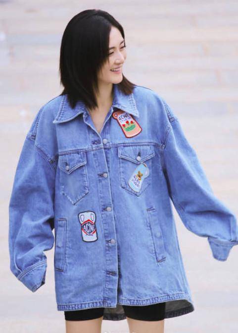 图案 谢娜的简约美真有看点,蓝衬衫配丸子头年轻又好看,太美啦