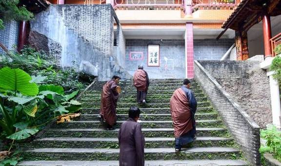 广西也有悬空寺，修在悬崖峭壁的天然洞穴之中，苏东坡也曾游过