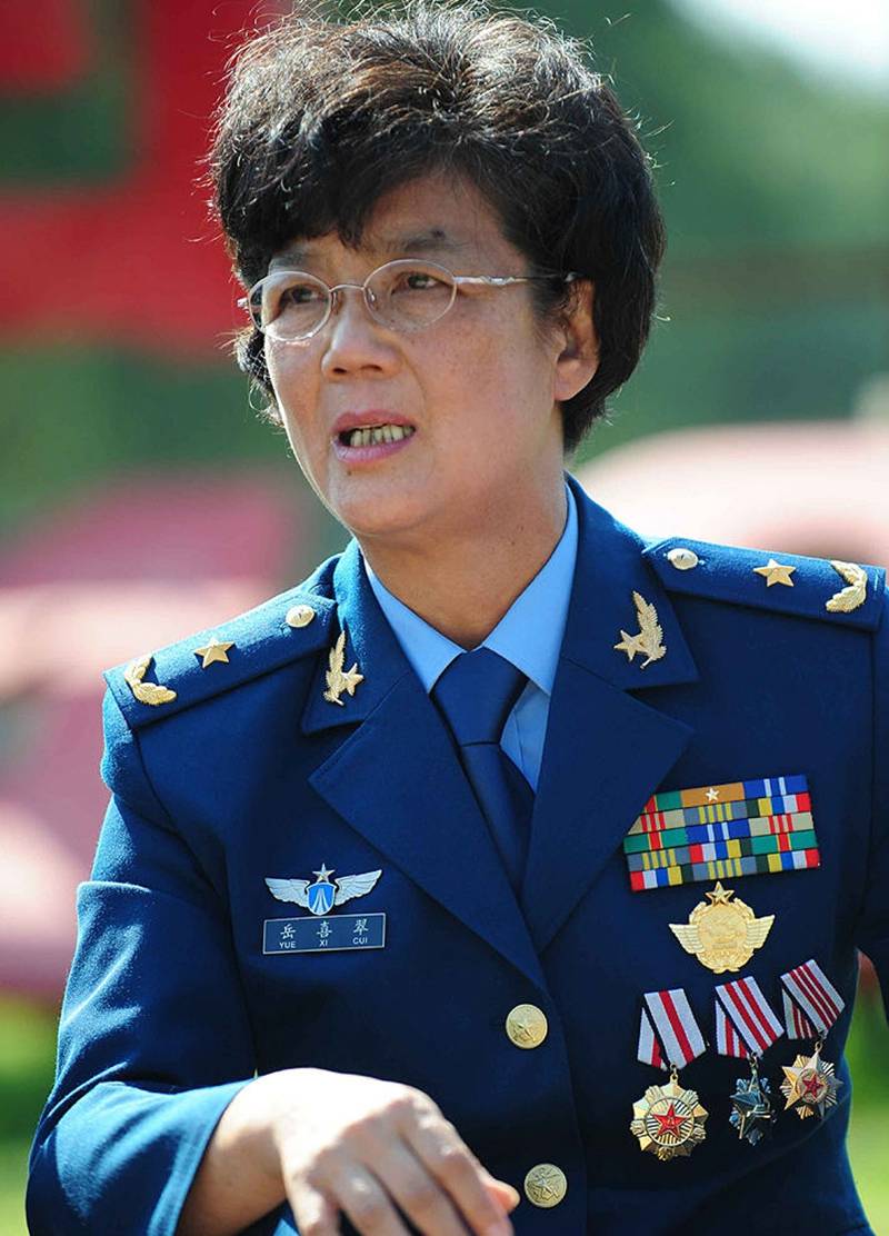 2003年,55歲的嶽喜翠被授予了空軍少將軍銜,值得一提的是,嶽喜翠的