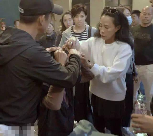 因为|周润发受伤缝5针仍坚持拍戏,而这10位明星也很敬业:这才叫演员