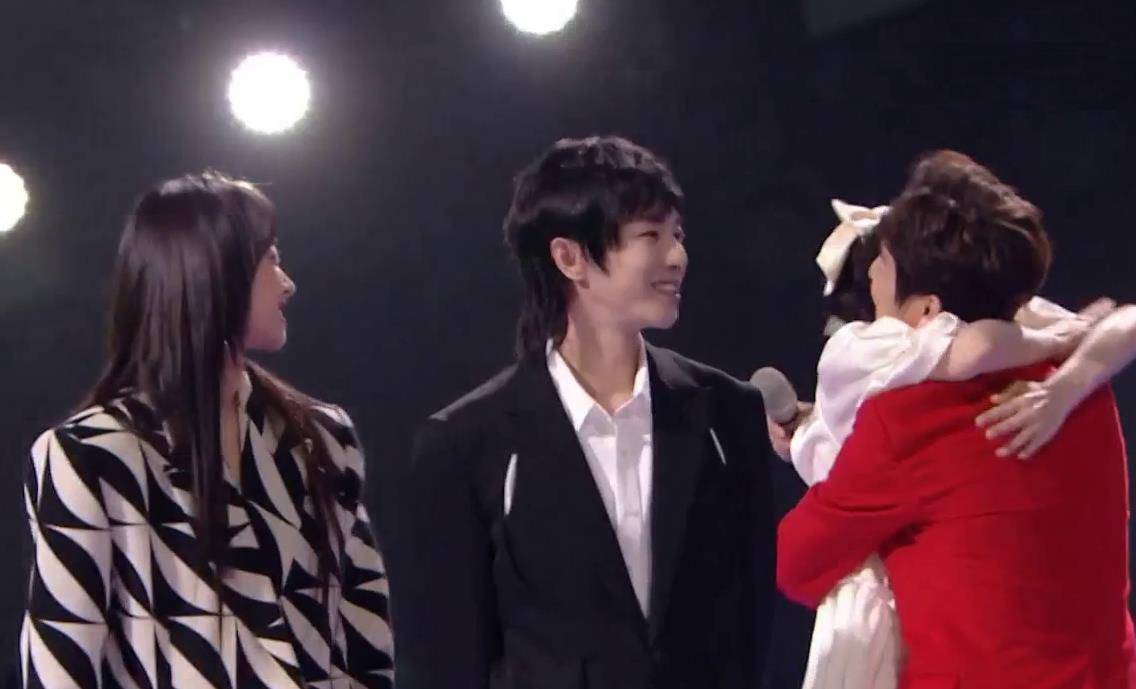 穿越|何炅和吴昕相拥,天天兄弟秀戒指,尴尬了多少人?