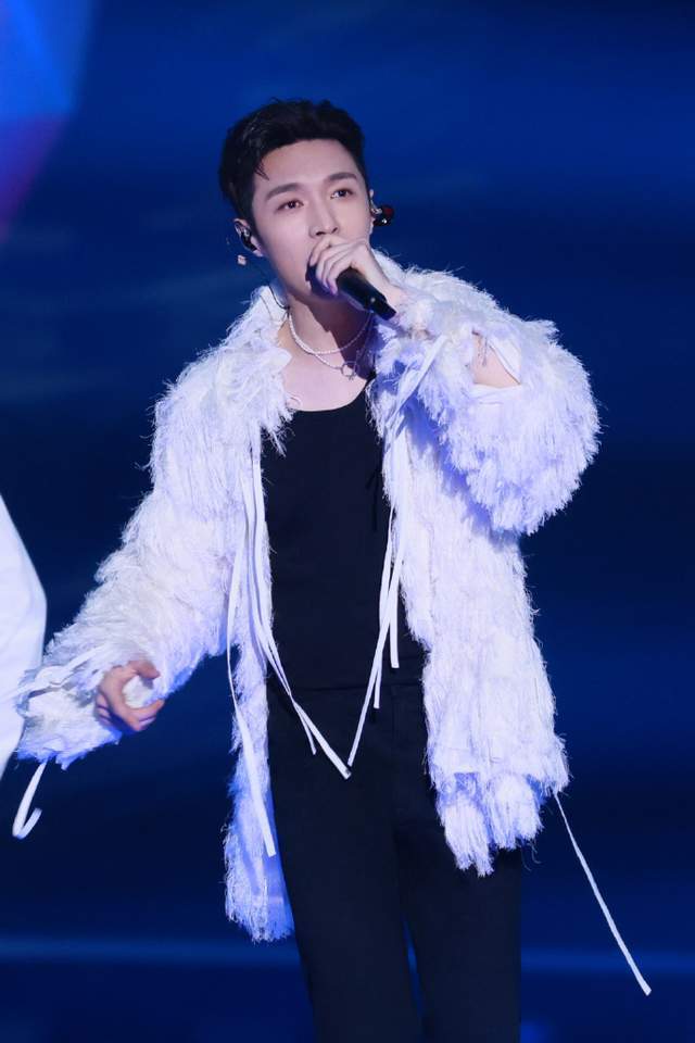 龚俊 跨年晚会男星造型：龚俊酷似费翔，王一博贵公子，蔡徐坤气场全开