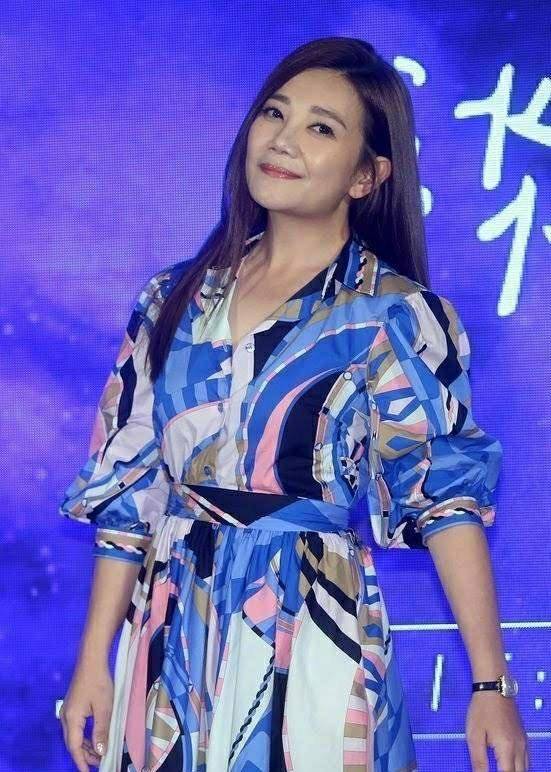 赵元同 42岁梁静茹离婚后状态不错，印花裙年轻好几岁，被问感情很神秘