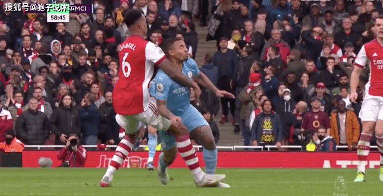 英超|2-1！补时逆转绝杀 英超15亿对决 2分钟内天堂到地狱：被判点球+空门打飞+红牌