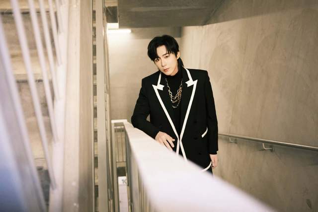 龚俊 跨年晚会男星造型：龚俊酷似费翔，王一博贵公子，蔡徐坤气场全开