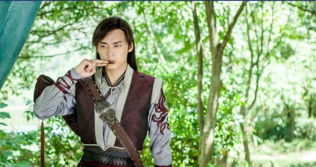 发型为什么迪丽热巴的脸上总有两根刘海?