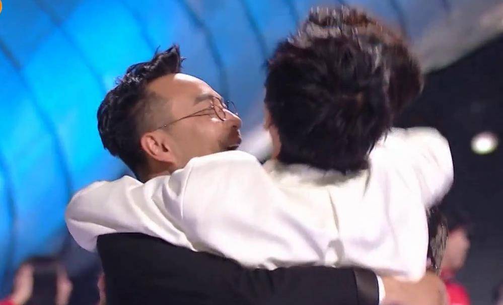 穿越|何炅和吴昕相拥，天天兄弟秀戒指，尴尬了多少人？